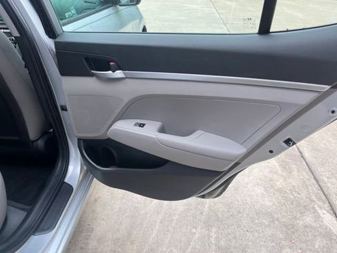 Used 2020 Hyundai Elantra SE FWD image 15