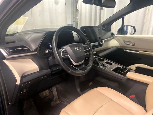 Used 2022 Toyota Sienna XLE w/ XLE Plus Package image 8