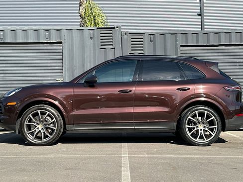 Used 2023 Porsche Cayenne Platinum Edition image 2