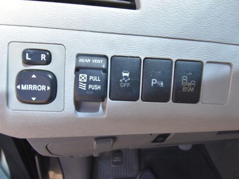 Used 2014 Toyota Sienna XLE w/ Entertainment Package FWD image 14