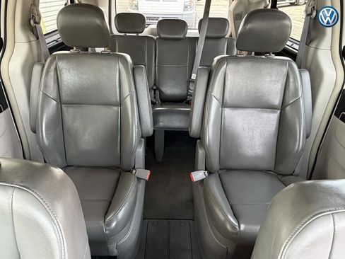 Used 2010 Volkswagen Routan SE FWD image 18