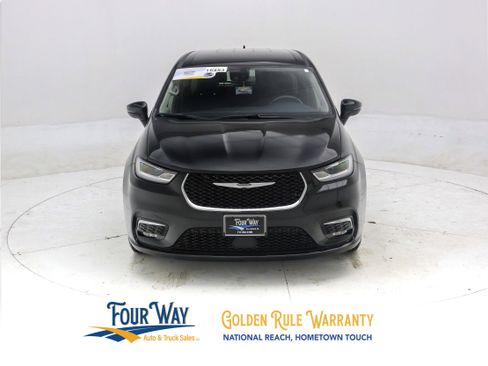 Used 2023 Chrysler Pacifica Touring-L FWD image 9