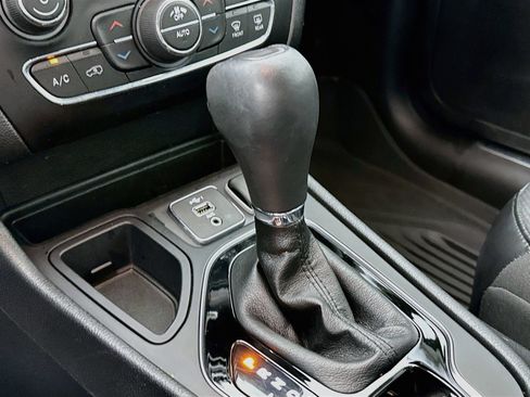 Used 2019 Jeep Cherokee Limited FWD image 17