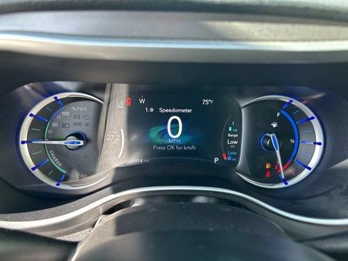 Used 2023 Chrysler Pacifica Touring-L FWD image 13