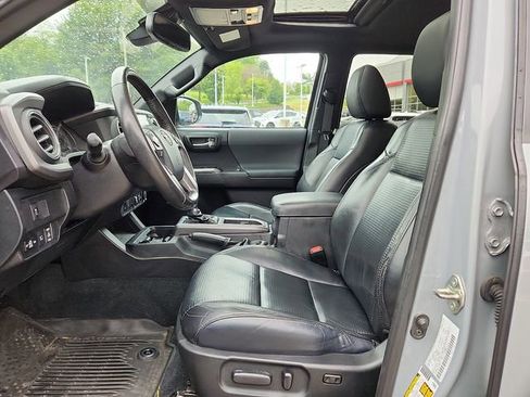 Used 2020 Toyota Tacoma TRD Sport w/ TRD Premium Sport Package AWD/4WD image 13