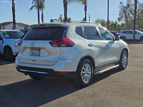 Used 2017 Nissan Rogue SV w/ SV Premium Package FWD image 7