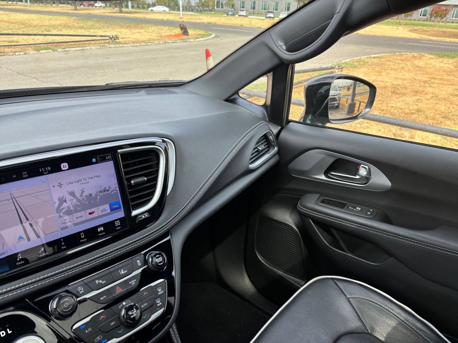 Used 2025 Chrysler Pacifica Limited FWD image 40