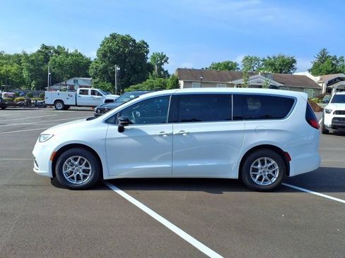 Used 2025 Chrysler Pacifica Select FWD image 30