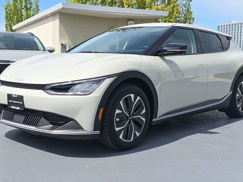 Certified 2024 Kia EV6 Light AWD/4WD image 9