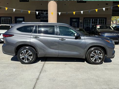 Used 2020 Toyota Highlander XLE image 4