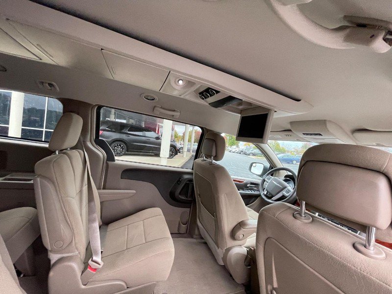 Used 2014 Chrysler Town & Country Touring FWD image 6