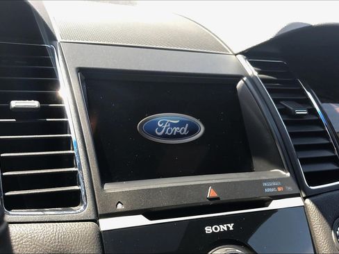 Used 2018 Ford Taurus Limited AWD/4WD image 17