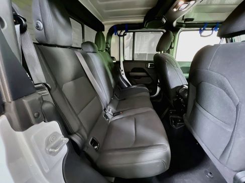 Used 2023 Jeep Gladiator Overland AWD/4WD image 25