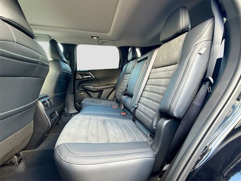 New 2025 Mitsubishi Outlander SE image 26