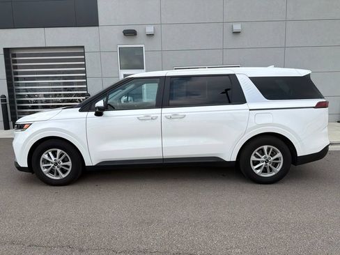 Certified 2024 Kia Carnival LX FWD image 3