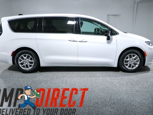 Used 2024 Chrysler Pacifica Touring-L FWD image 6
