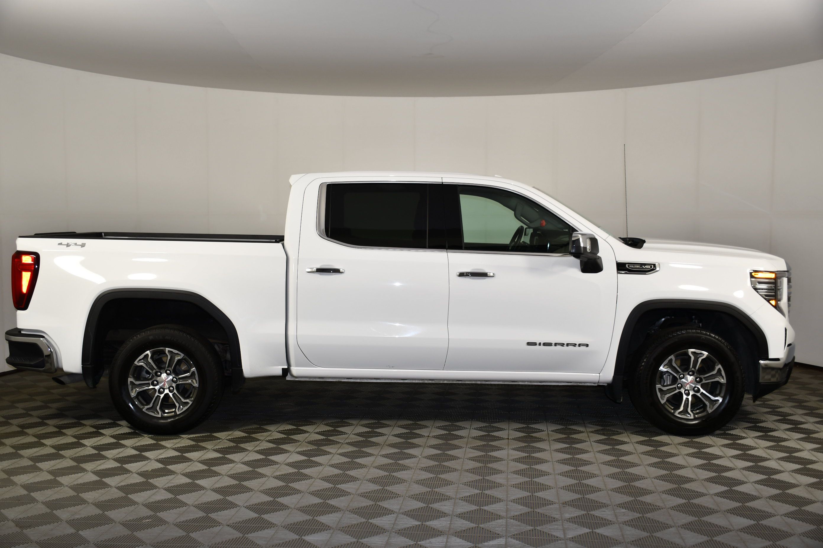 Used 2026 GMC Sierra 1500 SLT AWD/4WD image 4