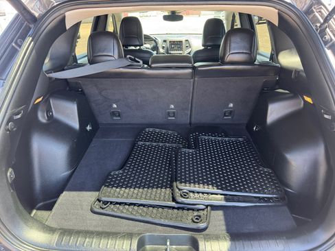 Used 2019 Jeep Cherokee Trailhawk AWD/4WD image 23