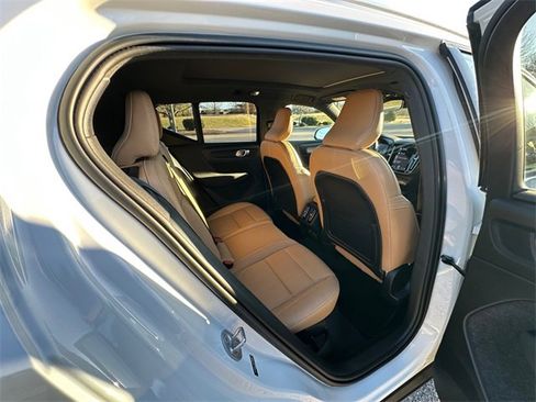 Used 2022 Volvo XC40 T5 Inscription w/ Climate Package image 17