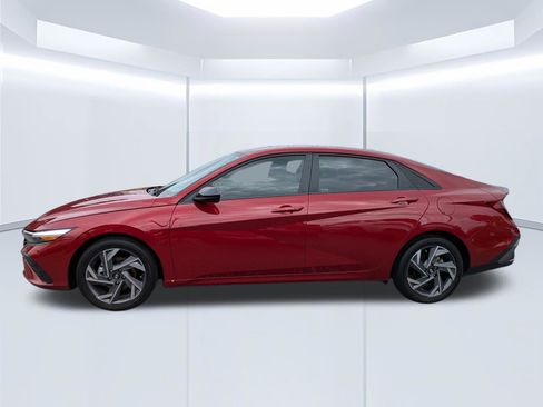 Certified 2025 Hyundai Elantra Sport w/ Cargo Package image 7