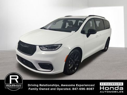 Used 2025 Chrysler Pacifica Limited FWD image 2