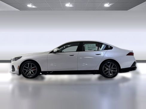 New 2026 BMW i5 eDrive40 w/ M Sport Package RWD image 2