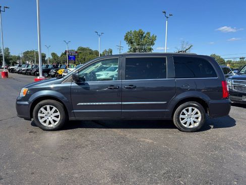 Used 2014 Chrysler Town & Country Touring FWD image 2