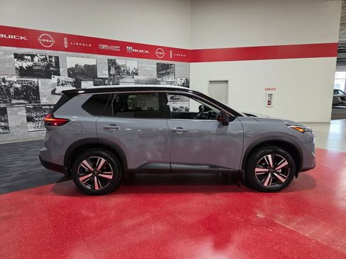 Used 2025 Nissan Rogue SL w/ SL Premium Package image 2