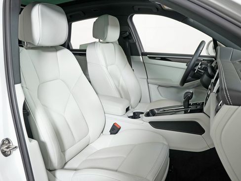 Certified 2023 Porsche Macan S image 36