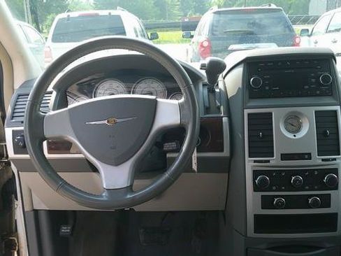 Used 2010 Chrysler Town & Country Touring FWD image 10