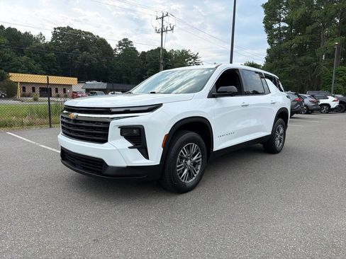 Used 2024 Chevrolet Traverse LS AWD/4WD image 2