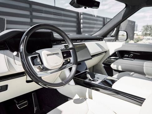 Used 2026 Land Rover Range Rover Long Wheelbase SE image 2