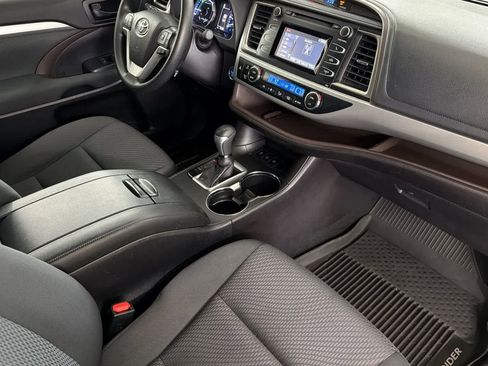 Used 2019 Toyota Highlander LE AWD/4WD image 16