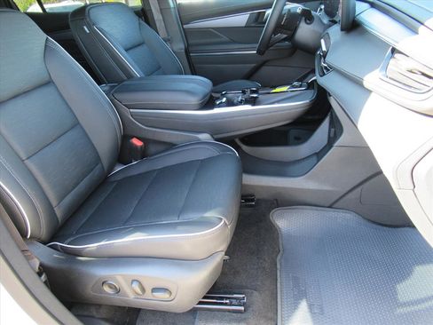 Used 2025 Buick Enclave Sport Touring image 9