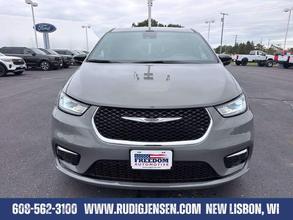Used 2025 Chrysler Pacifica Select FWD image 8