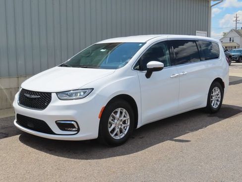 Used 2023 Chrysler Pacifica Touring-L FWD image 6