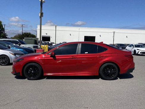 Used 2025 Toyota Camry SE image 2