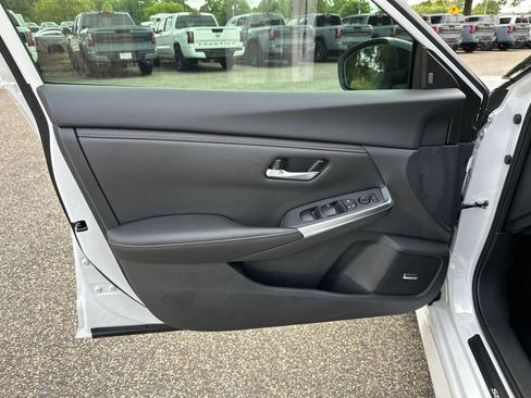 Certified 2025 Nissan Sentra SR w/ SR Premium Package FWD image 8