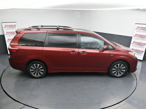 Used 2018 Toyota Sienna XLE image 17