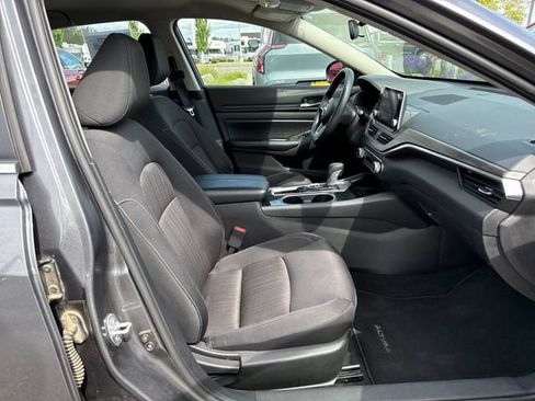 Used 2024 Nissan Altima 2.5 SV FWD image 9