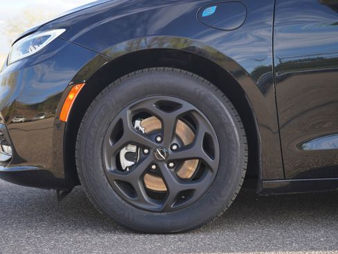 Used 2024 Chrysler Pacifica Premium FWD image 32