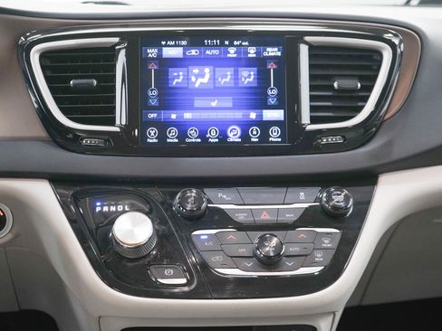 Used 2017 Chrysler Pacifica Touring-L FWD image 19