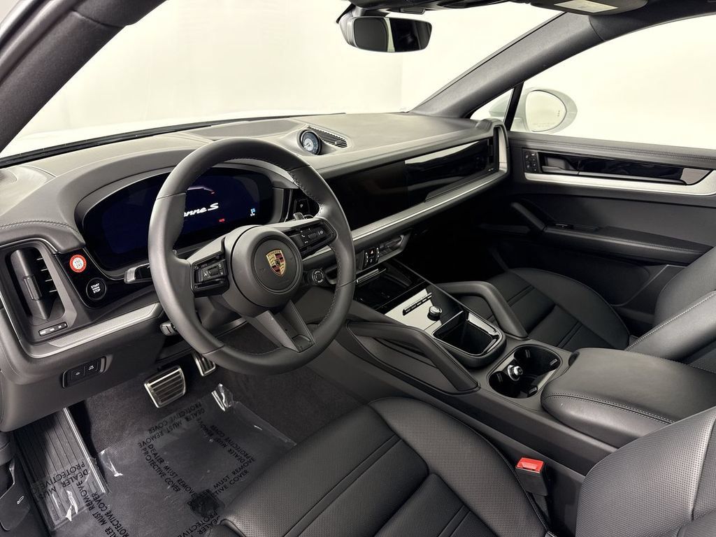 Used 2025 Porsche Cayenne S AWD/4WD image 4