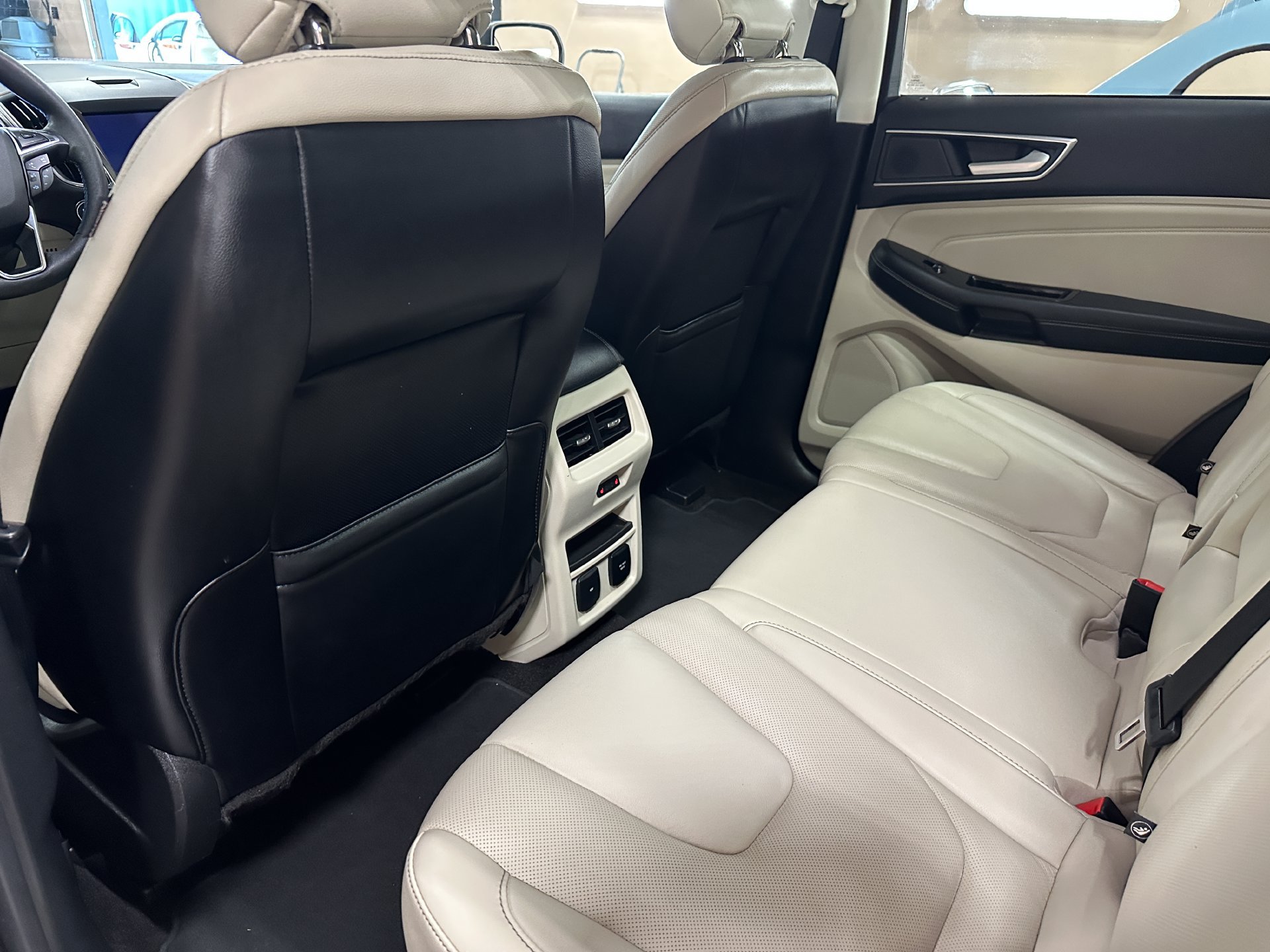 Used 2019 Ford Edge Titanium w/ Equipment Group 301A AWD/4WD image 15