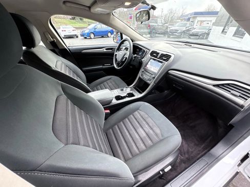Used 2017 Ford Fusion SE w/ Fusion SE Technology Package image 22