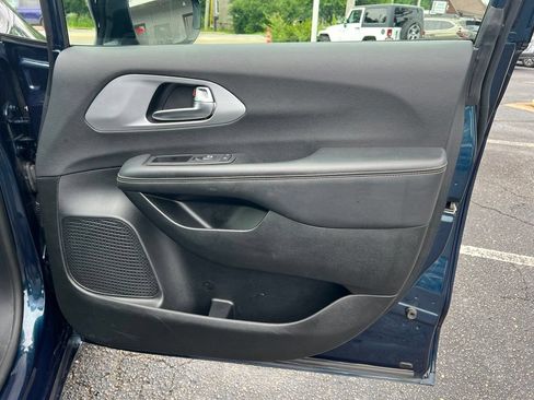 Used 2025 Chrysler Pacifica Limited FWD image 28