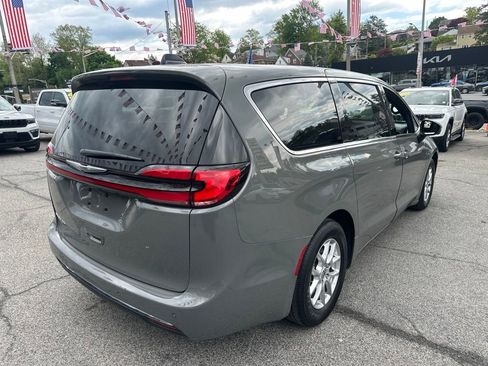 Certified 2023 Chrysler Pacifica Touring FWD image 6