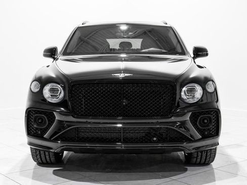 Used 2023 Bentley Bentayga image 2