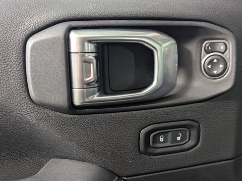 Used 2023 Jeep Wrangler Unlimited Sahara AWD/4WD image 16
