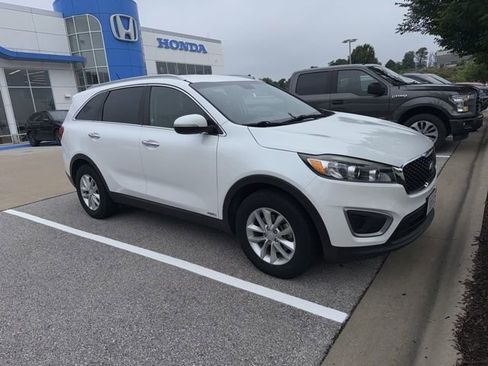 Used 2017 Kia Sorento AWD image 4